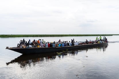 La mayoría de los refugiados sudaneses y los sursudaneses que buscaron refugio en su día en Sudán y ahora vuelven a su país, salen desde el puerto de Renk y continúan el viaje río arriba (Nilo Blanco) hacia la ciudad de Malakal, en el interior del país. Este tránsito de 320 kilómetros, que realizan en barcazas con las escasas pertenencias que pudieron llevar consigo en la huida, dura dos días. 