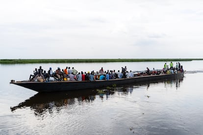 La mayoría de los refugiados sudaneses y los sursudaneses que buscaron refugio en su día en Sudán y ahora vuelven a su país, salen desde el puerto de Renk y continúan el viaje río arriba (Nilo Blanco) hacia la ciudad de Malakal, en el interior del país. Este tránsito de 320 kilómetros, que realizan en barcazas con las escasas pertenencias que pudieron llevar consigo en la huida, dura dos días.