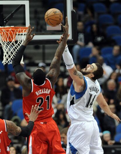 Nikola Pekovic lucha por el balón con J.J. Hickson