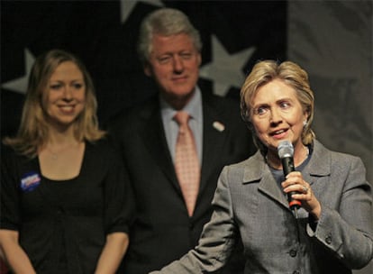 La senadora Hillary Rodham, durante un acto de campaña con su martido Bill Clinton y su hija Chelsea en Nueva York.