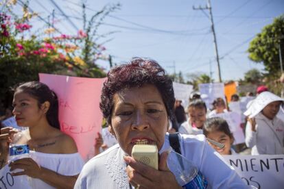 Una mujer exige la destitución o renuncia del comisionado de Seguridad Pública.