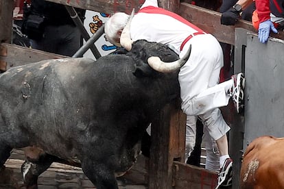 A runner is attacked by one of the bulls from the Miura ranch in Seville, this Sunday.