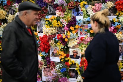 Homenaje floral por los civiles asesinados durante la invasión rusa en Ucrania, este domingo en Lviv. La Fiscalía de Ucrania ha comunicado que, hasta la mañana de este domingo, más de 602 niños han sido víctimas de la ofensiva rusa. De ellos, al menos 213 han muerto y más de 389 han sufrido heridas de diversa gravedad.
