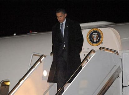 Barack Obama desciende del avión en la Base Aérea de Andrews, en Washington