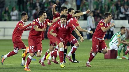 Los jugadores del Sevilla celebran la clasificaci&oacute;n. 