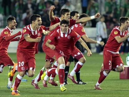 Los jugadores del Sevilla celebran la clasificación.