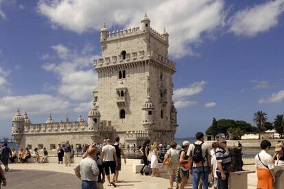 Gente visitando la Torre de Belém de Lisboa.