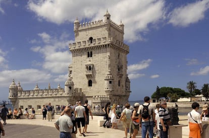 Gente visitando la Torre de Belém de Lisboa.