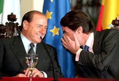 Silvio Berlusconi y José María Aznar hablan durante la rueda de prensa ofrecida en Granada.