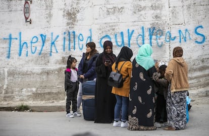 O governo grego anunciou o fechamento dos campos de refugiados nesta área para o próximo ano, mas apenas para substituí-los por controversos campos fechados.