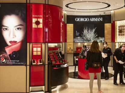 Vista de una tienda de Giorgio Armani, en Hong Kong.