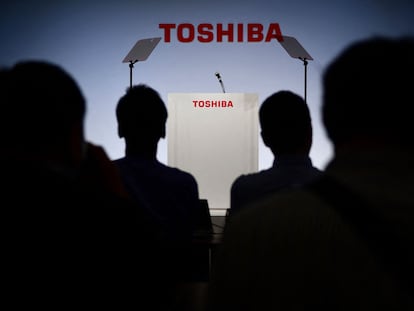 Atril preparado para una conferencia de prensa de un portavoz de Toshiba en Tokio, en una imagen de archivo.