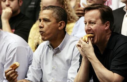 Obama y Cameron comieron unos perritos calientes durante el partido de baloncesto.