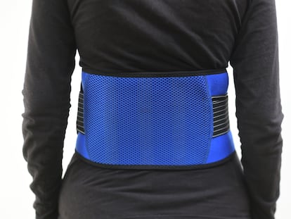 Gracias a su diseño y sistema de velcro, se ajusta muy bien a la zona lumbar. GETTY IMAGES.