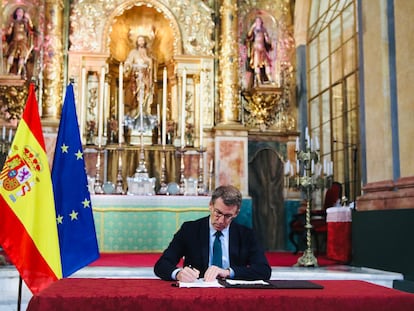 El presidente del Partido Popular, Alberto Núñez Feijóo firma  el  documento, a 23 de enero de 2023, en Cádiz (Andalucía, España).El jefe de la oposición ha elegido Cádiz --el Oratorio de San Felipe Neri-- para presentar este plan de regeneración, dado que fue el lugar donde se promulgó la Constitución liberal de 1812, conocida popularmente como la 'Pepa'. Ha estado acompañado del presidente de la Junta de Andalucía, Juanma Moreno, y el vicesecretario de Institucional, Esteban González Pons.
23 ENERO 2023
Nacho Frade / Europa Press
23/01/2023