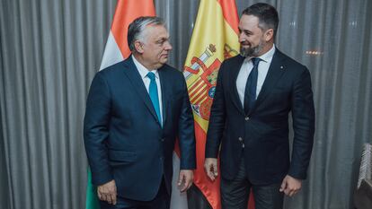 El primer ministro húngaro, Viktor Orbán, izquierda, junto al líder de Vox, Santiago Abascal, durante la entrevista que mantuvieron en Madrid en enero de 2022.