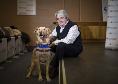 El paciente Eugenio Sánchez con uno de los perros de terapia.