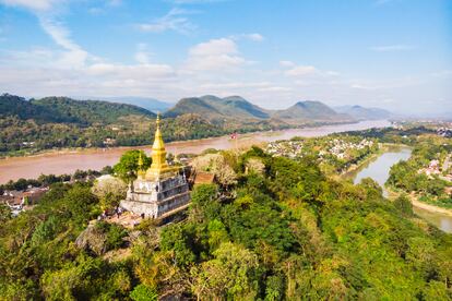 Vista aérea de la pagoda Wat Chom, en lo alto del monte Phou Si. 