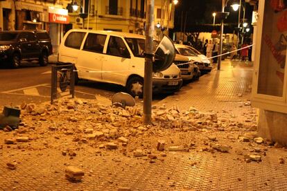 Cascotes de una fachada en Melilla afectada por el terremoto.