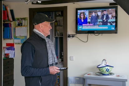 Un hombre ve la televisión en su domicilio en Manzanares el Real (Madrid).