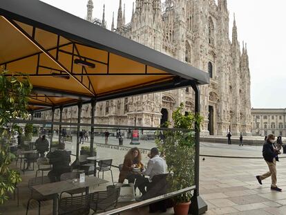 Una terraza casi vacía, este martes en la plaza del Duomo de Milán.