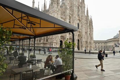 Una terraza casi vacía, este martes en la plaza del Duomo de Milán.