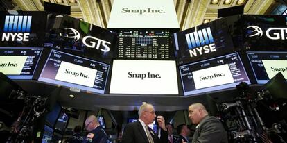 Vista del logo de Snap, la empresa matriz de Snapchat, en las pantallas de la Bolsa de Nueva York.