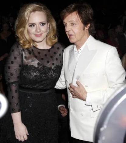 Los cantantes Adele y Paul McCartney, en los Grammy de 2012.
