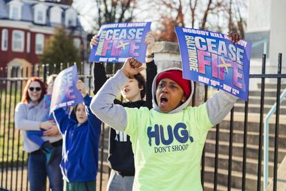 Activistas de la ONG Baltimore Ceasefire piden abrazos en vez de disparos.