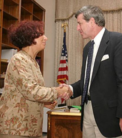 Ana Palacio saluda al administrador civil de Irak, Paul Bremer, ayer en Bagdad.