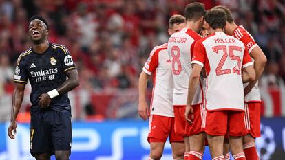 Vinicius y jugadores del Bayern