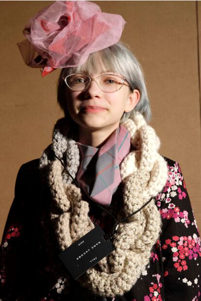 El caso de Tavi Gevinson es de los más chocantes. Con solo 15 años ya dirige su propia revista online y ha conseguido que los diseñadores más reputados la inviten a sentarse en la primera fila de sus desfiles, como el propio Marc Jacobs. Eso sí, su aspecto es el de una abuelita de 70 años atrapada en un cuerpo adolescente.