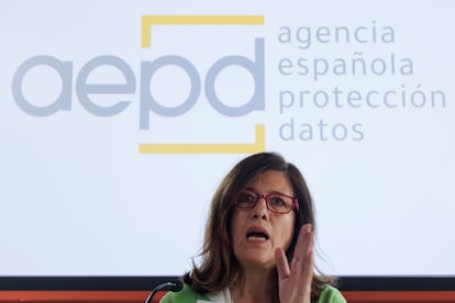 La directora de Agencia Española de Protección de Datos (AEPD), Mar España, durante la rueda de prensa ofrecida en Madrid donde ha anunciado que Worldcoin deberá interrumpir, de forma cautelar, su actividad y le ha prohibido seguir escaneando iris de españoles.