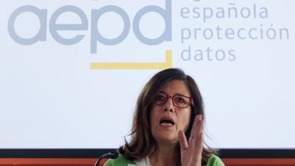 La directora de la AEPD, Mar España, durante la rueda de prensa ofrecida en Madrid donde anunció que Worldcoin deberá interrumpir, de forma cautelar, su actividad.