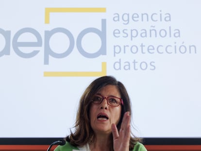 La directora de la AEPD, Mar España, durante la rueda de prensa ofrecida en Madrid donde anunció que Worldcoin deberá interrumpir, de forma cautelar, su actividad.