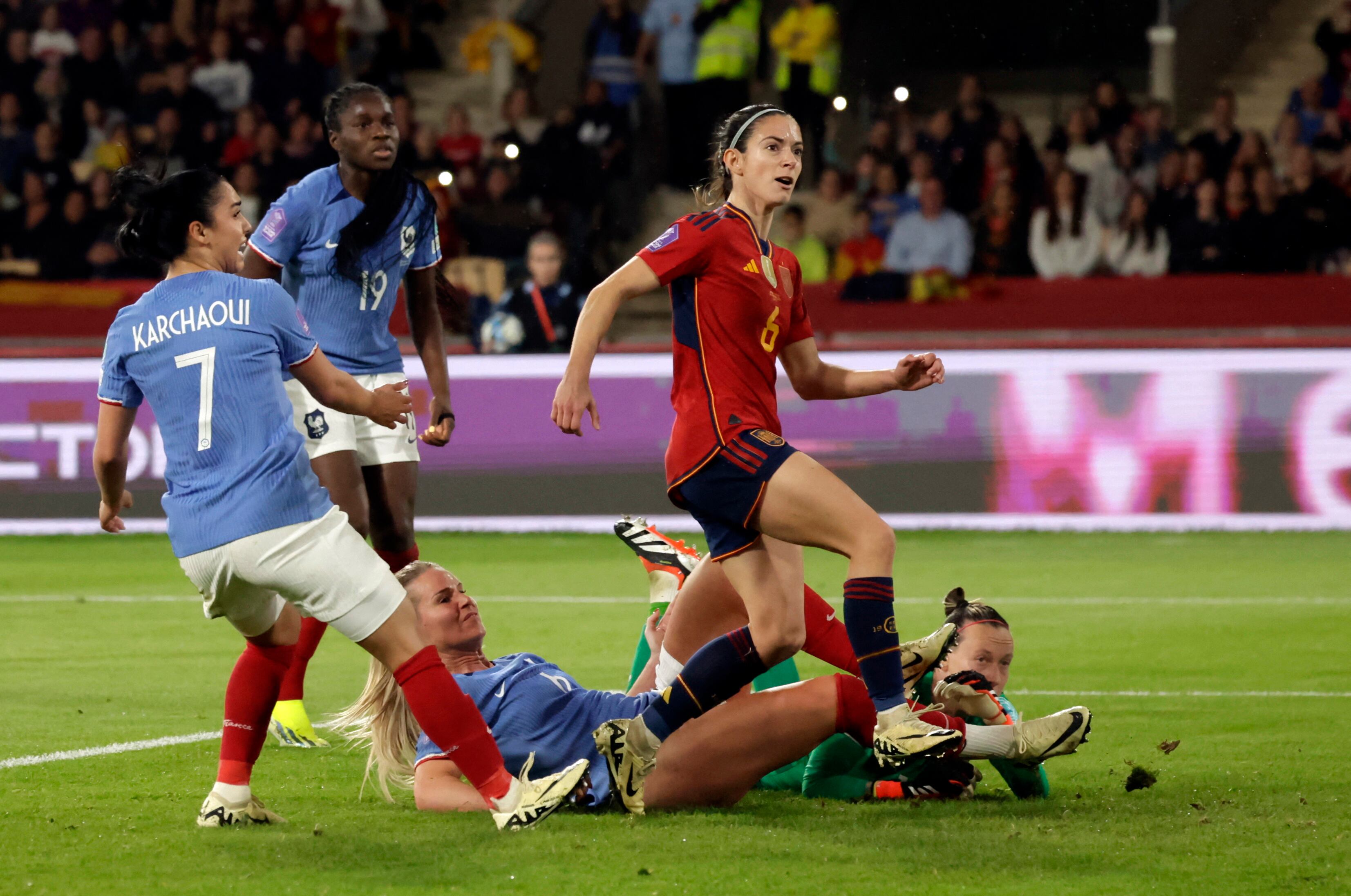 Aitana Bonmati anota gol ante la selección de Francia.