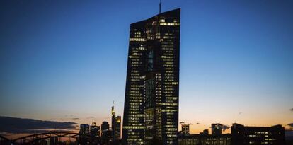 La sede del Banco Central Europeo (BCE) al atardecer, en Fr&aacute;ncfort (Alemania). 