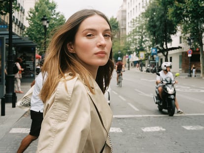 La personalísima mirada de Valverde, en una calle de Madrid. “He aprendido a no pensar demasiado en lo que esperan de una los demás, a ser quien soy”.