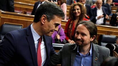 Pedro Sánchez y Pablo Iglesias, al término de la sesión de investidura del presidente del Gobierno, el 7 de enero.