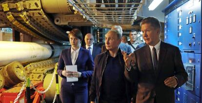 El presidente ruso, Vladímir Putin (en el centro), con el consejero delegado de Gazprom, Alexei Miller.