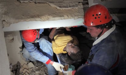 Miembros de un equipo de ayuda ruso rescatan a una chica que había quedado atrapada en el terremoto del pasado martes en Puerto Príncipe
