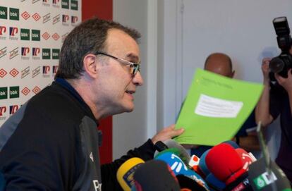 Bielsa muestra una carpeta durante la rueda de prensa.