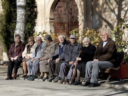 Un grupo de personas mayores en Olmeda de la Cuesta (Cuenca). 