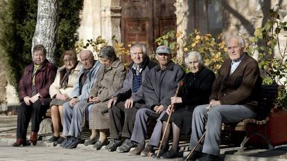 Un grupo de personas mayores en Olmeda de la Cuesta (Cuenca). 