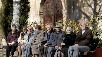 Un grupo de personas mayores en Olmeda de la Cuesta (Cuenca). 