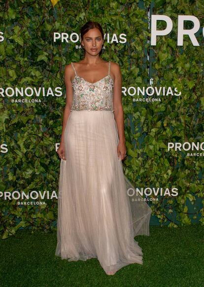 Irina Shayk posa en el photocall de Pronovias, el lunes por la noche en la inauguración de la feria de moda nupcial Barcelona Bridal Week. La modelo preserva su vida privada, y rechaza responder a preguntas personales. Aun así, ayer dio pistas de que si se casara lo haría con un vestido muy clásico y elegante. Hace un año tuvo a su hija, Lea De Seine, con su pareja, Bradley Cooper, y está volcada en el papel de madre.