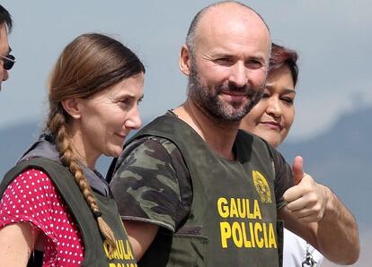 María Concepción Marlaska (i) y Ángel Sánchez Fernández (d) a su llegada hoy al aeropuerto militar de Catam en Bogotá.