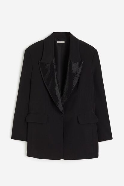 Si no quieres complicarte, una ‘blazer’ tipo esmoquin es siempre una apuesta segura. No pierdas de vista esta de H&M, con detalles ‘bling bling’ en las solapas. (59,99 €)