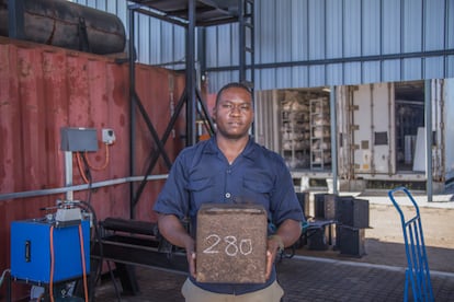 Bloque de 10 kilos para construir casas en Namibia, proyecto en el que trabaja Redhouse Studio.