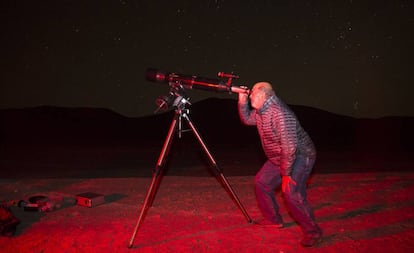 Un hombre mira por un telescopio durante la celebración del festival científico Puerto de Ideas, realizado en Antofagasta, Chile, en abril pasado.